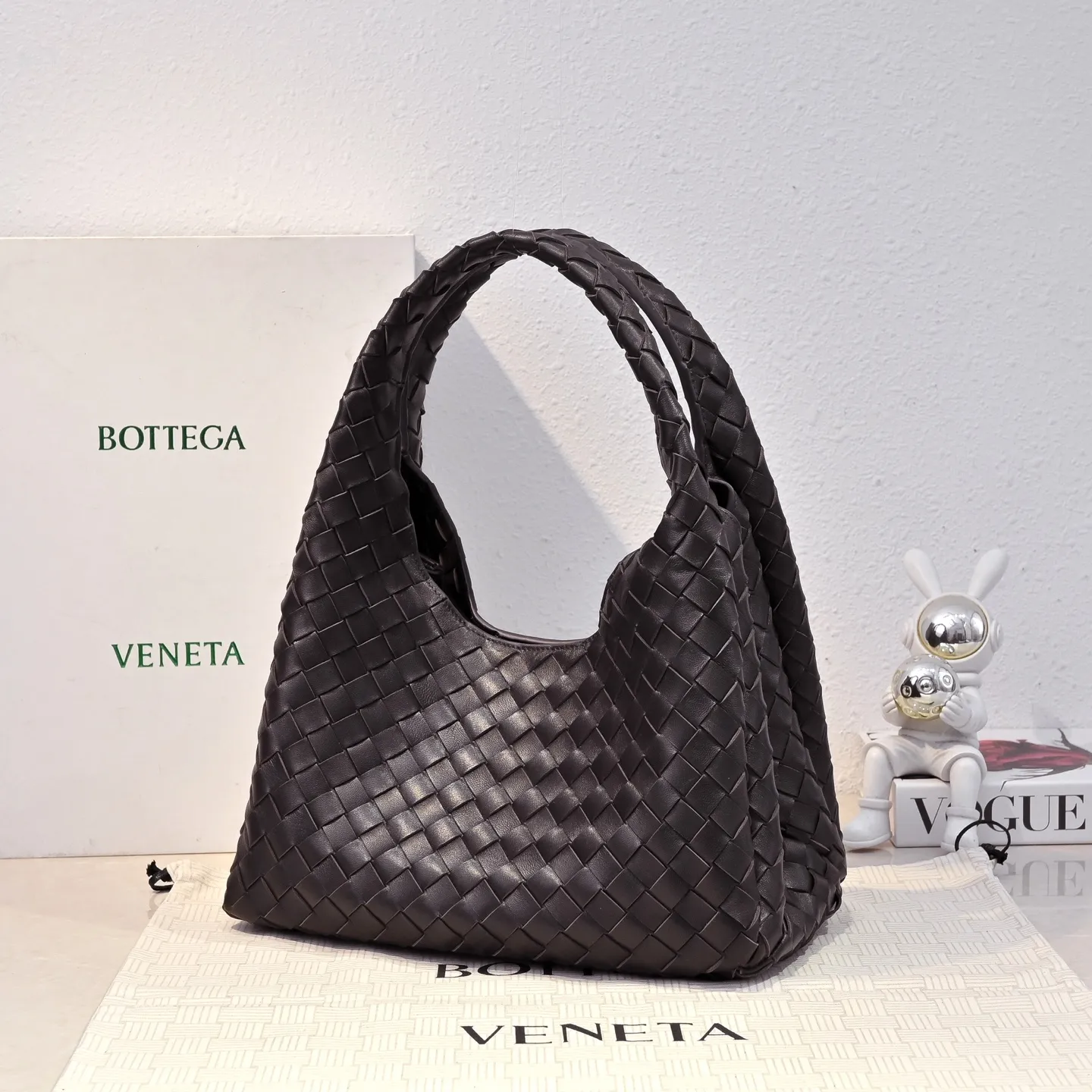 Batch 2160 new products are coming! BOTTEGA VENETA Bottega Veneta's 2025 new Campana shoulder bag is on the market~ First of all, I would like to praise the weight of this bag. As a not too small bag, it is very light for daily use. For people like me who need to carry a lot of belongings when going out, this advantage is great, and it greatly reduces the burden of traveling. 🛍️The shape is a bit like a combination of parachute and jodie. The blunt triangle shape is cute and honest. Carrying it on your back when going shopping is a good mood accelerator. The handles and body of the bag are both classic weaves. A tie is added to the original open design. If it is not tied up, the bag will look like a small vegetable basket when carried. Style number: 4249 Size: 33*20*16.5cm